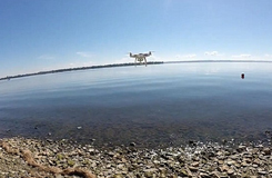 城會玩！加拿大男子成功用無人機釣到魚