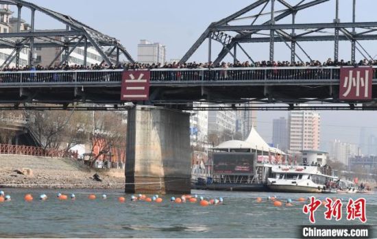 圖為活動現(xiàn)場冬泳愛好者表演“漂游”?！钇G敏 攝