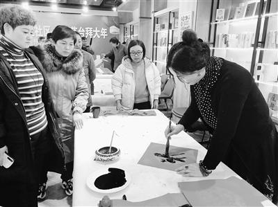 蘭州甘家巷社區(qū)“鼠年納?！彼痛郝?lián)（圖）