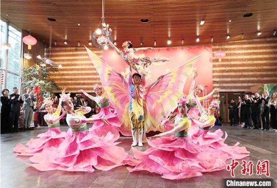 圖為雜技演員通過精湛的技藝贏得了滿堂喝彩?！「拭C省文化和旅游廳網(wǎng)站 攝