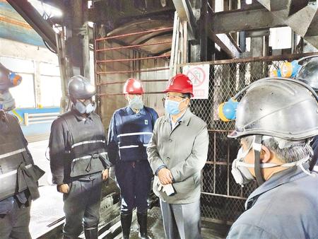 林鐸在平?jīng)稣{(diào)研指導(dǎo)疫情防控和生產(chǎn)恢復(fù)時強調(diào) 分類施策精準(zhǔn)防控 積極推動生產(chǎn)恢復(fù) 確保實現(xiàn)全省經(jīng)濟社會發(fā)展目標(biāo)任務(wù)