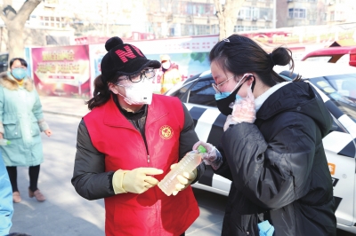 用點(diǎn)滴善舉筑就強(qiáng)大正能量 蘭州市各級(jí)道德模范、蘭州好人齊心援助抗擊疫情一線