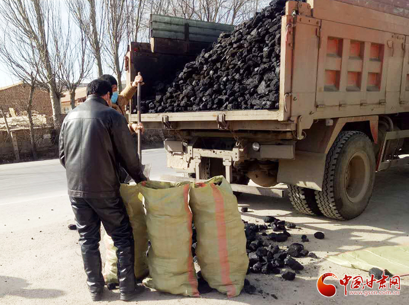 【甘肅全民戰(zhàn)“疫”】雪中送炭！會(huì)寧一企業(yè)為基層防控點(diǎn)捐贈(zèng)10噸愛心煤（圖）