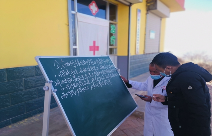 市紀委監(jiān)委駐村幫扶干部馬維高在村衛(wèi)生室宣傳疫情防控知識。.jpg
