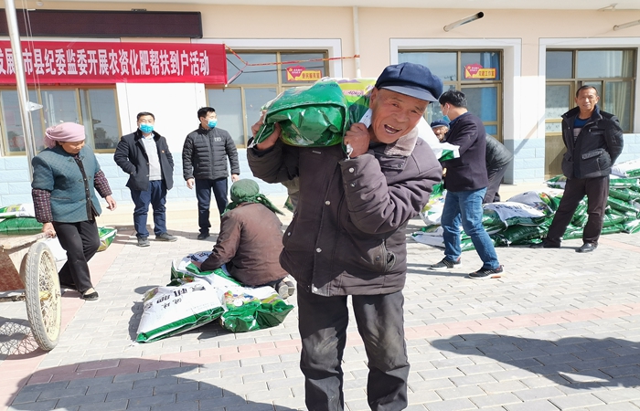 1585128389958009.jpg 領取到春耕農資的群眾臉上洋溢著喜悅.jpg