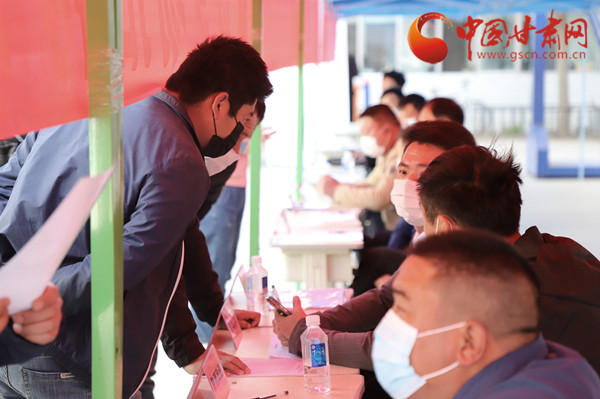 【甘肅省決戰(zhàn)決勝脫貧攻堅(jiān)】扶貧又扶志！把“就業(yè)大禮包”送到貧困戶家門口（圖）