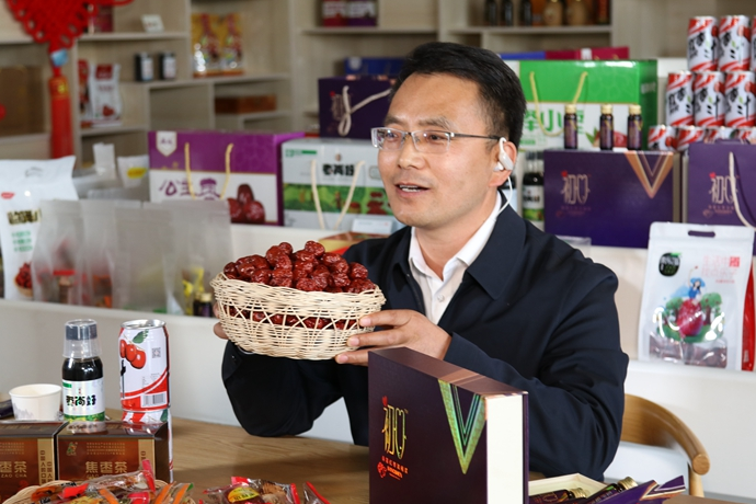 “縣長(zhǎng)直播天團(tuán)”唱響“甘貨春之聲”，售出近30種甘貨1萬(wàn)余件 開(kāi)進(jìn)直播間的網(wǎng)絡(luò)扶貧博覽會(huì)，受百萬(wàn)網(wǎng)友點(diǎn)贊 