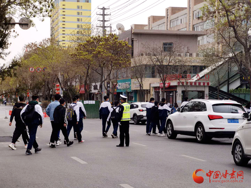 保駕護(hù)航！涼州公安交警“護(hù)學(xué)崗” 撐起“平安傘”