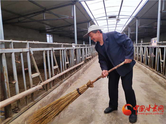 【甘肅省決戰(zhàn)決勝脫貧攻堅(jiān)】脫貧戶李明堂：脫貧也光榮 幸?？侩p手