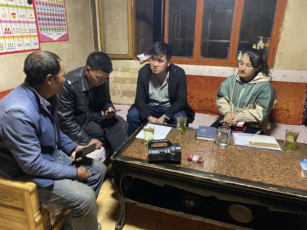 圖為木耳鎮(zhèn)紀(jì)檢干事盧建民（左三）連夜在多壩村多壩組奚連德家中了解受災(zāi)情況，排查安全隱患，并宣傳發(fā)生次生災(zāi)害的相關(guān)知識(shí)。_副本.jpg