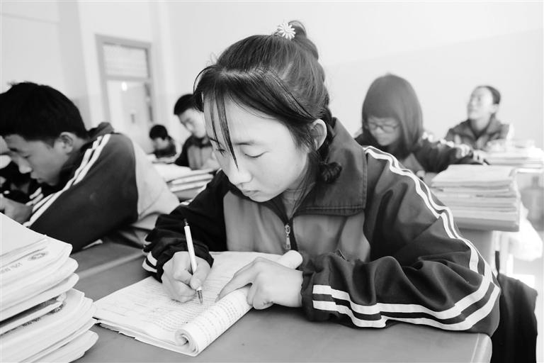 慶陽(yáng)環(huán)縣這名小姑娘，柔弱肩膀撐起一個(gè)大家庭