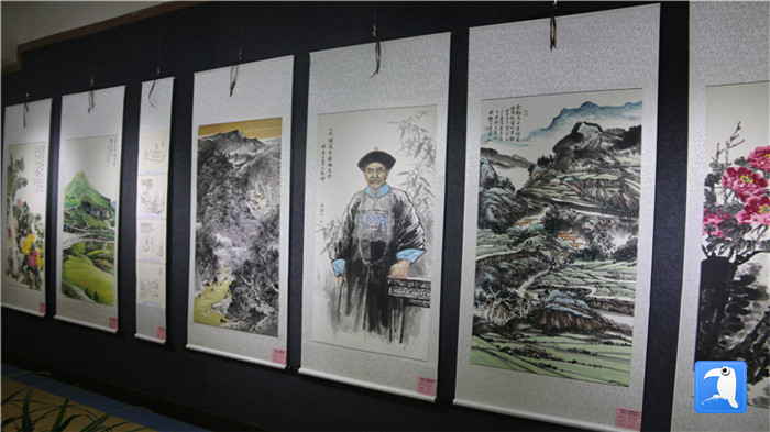 7月1日上午，定西市通渭縣紀(jì)委監(jiān)委舉辦“襄郡清風(fēng)·喜迎建黨99周年”廉政文化書畫展， 共同為黨的生日獻(xiàn)禮。_副本.jpg