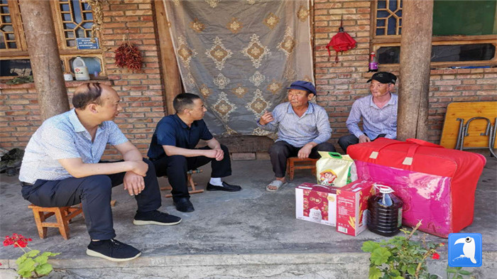 在建黨99周年來(lái)臨之際，隴南市禮縣紀(jì)委監(jiān)委在中壩鎮(zhèn)、三峪鄉(xiāng)開展“七一”慰問老黨員、困難黨員活動(dòng)，為他們送去組織的關(guān)懷和節(jié)日的問候。_副本.jpg