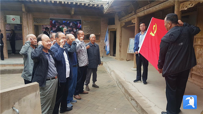 7月1日，臨夏州紀(jì)委監(jiān)委機(jī)關(guān)黨總支組織退休黨支部部分黨員前往東鄉(xiāng)縣布楞溝村史館，開展主題黨日活動(dòng)。_副本.jpg