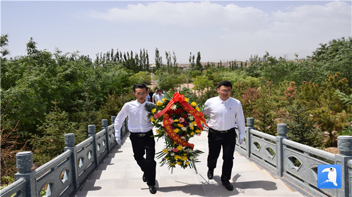 七一”前夕，白銀市紀(jì)委監(jiān)委機(jī)關(guān)黨委組織黨員來(lái)到紅軍西路軍景泰烈士陵園開展主題黨日活動(dòng)。 朱鵬拍攝_副本.jpg