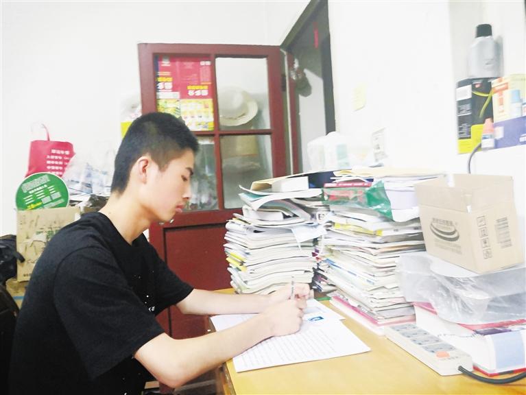 父親外出打工養(yǎng)家 母親術(shù)后難干重活 秦州農(nóng)家少年高考取得好成績申請陽光助學金