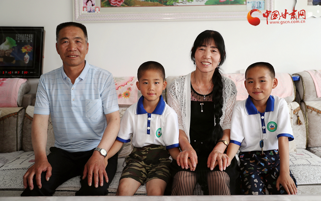 【你笑起來(lái)真好看】 古浪黃花灘有一道最靚起跑線  屬于移民區(qū)的孩子們