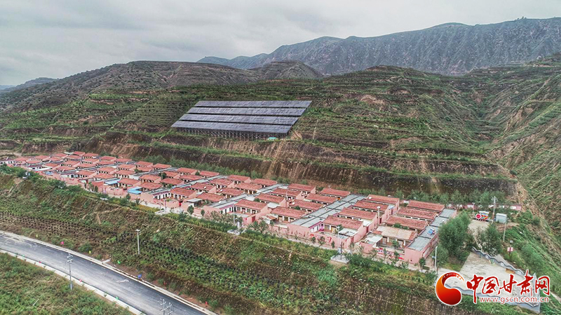 【跟著總書(shū)記看甘肅】布楞溝村：水引來(lái)了，路修通了，新農(nóng)村建起來(lái)了（圖）