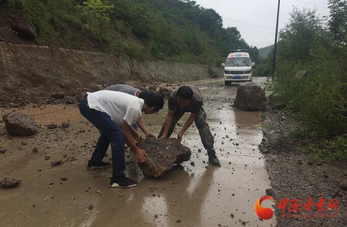 康縣長(zhǎng)壩鎮(zhèn)：鏟車、120合力“逆行”救援群眾  