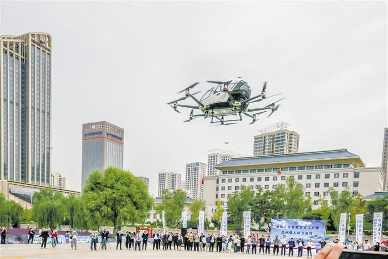 超酷、超刺激！智能駕駛飛行器在蘭載人試飛