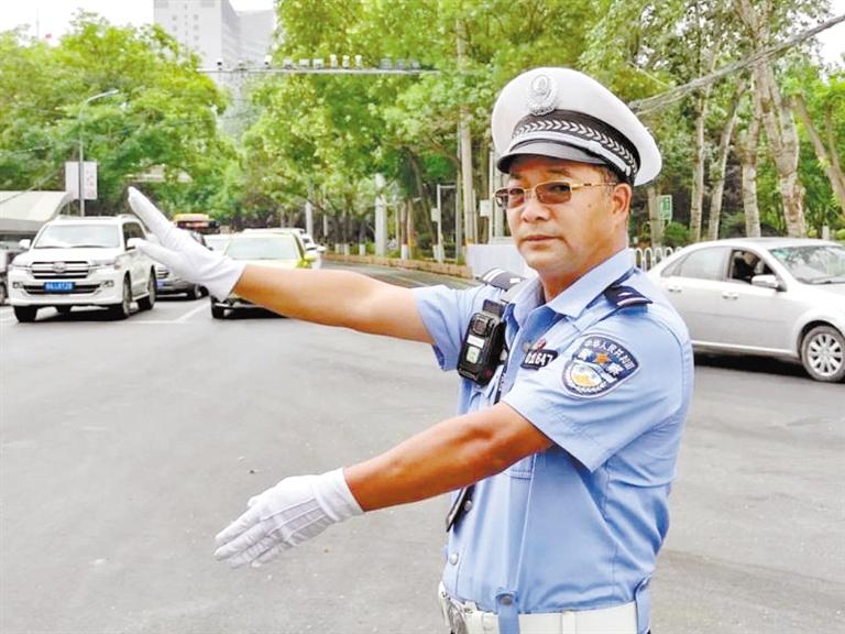 蘭州城關(guān)區(qū)交警大隊(duì)一線老交警馬驍：俯首甘為“老黃?！?>
        </a><em>蘭州城關(guān)區(qū)交警大隊(duì)一線老交警馬驍：俯首甘為“老黃牛”</em></li>
    <li><a  target=