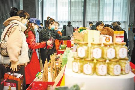 今天，在這里聽(tīng)榆中的脫貧故事 ——榆中縣“脫貧攻堅(jiān)宣傳周”發(fā)布活動(dòng)暨脫貧攻堅(jiān)主題成就展啟動(dòng)側(cè)記