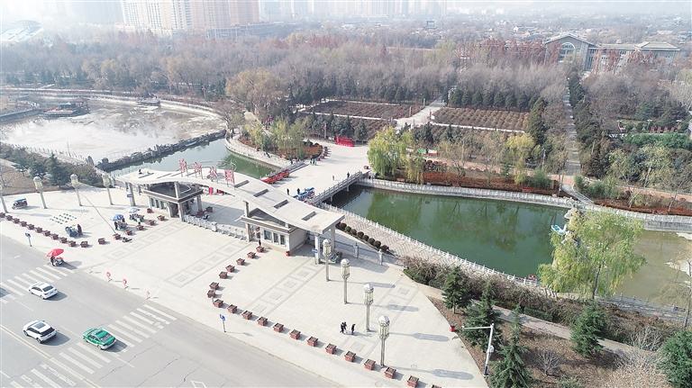 　初冬時節(jié)，臨夏市東郊公園里,楓樹、松柏、云杉等樹木色彩斑斕