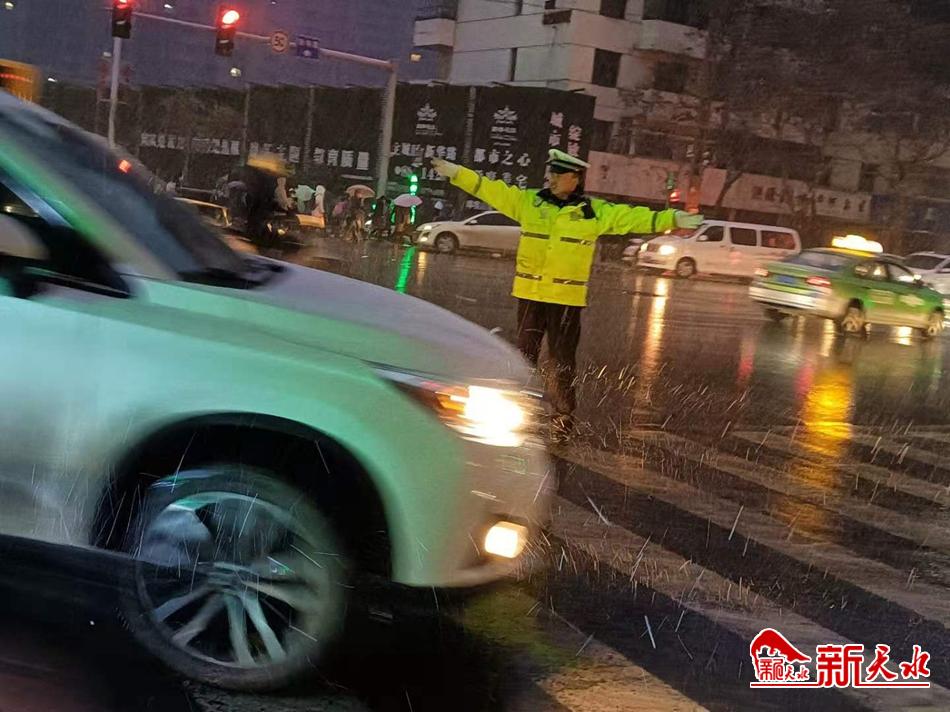 風雪襲來，天水最美“警色”在路上！