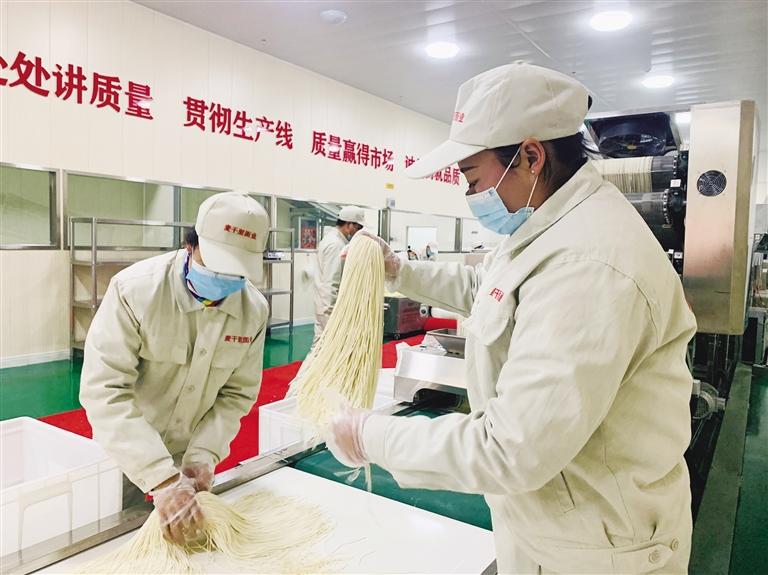 蘭州市規(guī)?；懊鏃l加工項(xiàng)目”投入運(yùn)營(yíng) 將配送到市區(qū)280多家直營(yíng)店