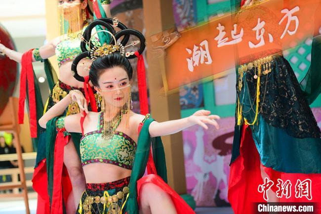 圖為今年9月5日，在重慶亮相的敦煌博物館“潮起東方”主題活動(dòng)現(xiàn)場(chǎng)。敦煌博物館供圖