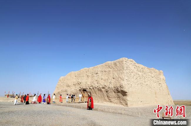 數(shù)十位身著古裝的女性通過體驗賞漢舞、習漢禮、吟誦詩詞等中華傳統(tǒng)文化，再現(xiàn)古絲綢之路的繁華盛景?！⊥踺?攝