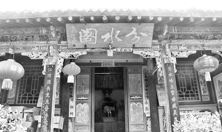 秦嶺鎮(zhèn)分水閣，一屋檐水分江河 這里可看水系奇觀，可賞連翹花海