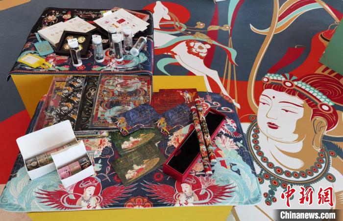 60余類敦煌主題的文創(chuàng)產(chǎn)品讓人愛不釋手?！《∷?攝