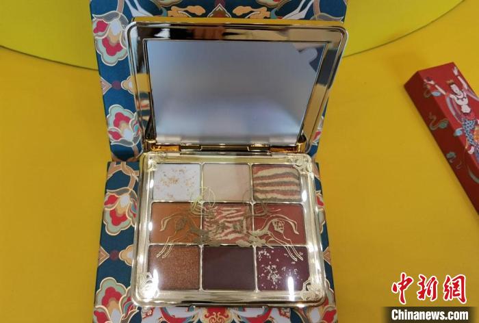 圖為取材壁畫色彩的敦煌美妝?！《∷?攝