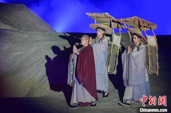 圖為演出現(xiàn)場，該劇獨創(chuàng)360度旋轉(zhuǎn)并前后移動觀眾席，顛覆傳統(tǒng)劇場舞臺表演模式?！⊥醣筱y 攝