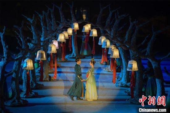 圖為全新升級《敦煌盛典》，新增戰(zhàn)馬、燈籠矩陣，以及最新聲、光、電硬件設(shè)施?！⊥醣筱y 攝