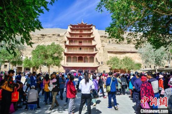 中國農(nóng)歷四月初八，敦煌民眾傳承歷史習(xí)俗，前往莫高窟燒香禮佛、祈福。(資料圖) 王斌銀 攝