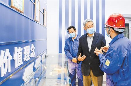 尹弘在嘉峪關(guān)調(diào)研時(shí)強(qiáng)調(diào) 推動(dòng)傳統(tǒng)產(chǎn)業(yè)智能化高端化綠色化轉(zhuǎn)型升級(jí) 努力在實(shí)現(xiàn)高質(zhì)量轉(zhuǎn)型發(fā)展上邁出更大步伐