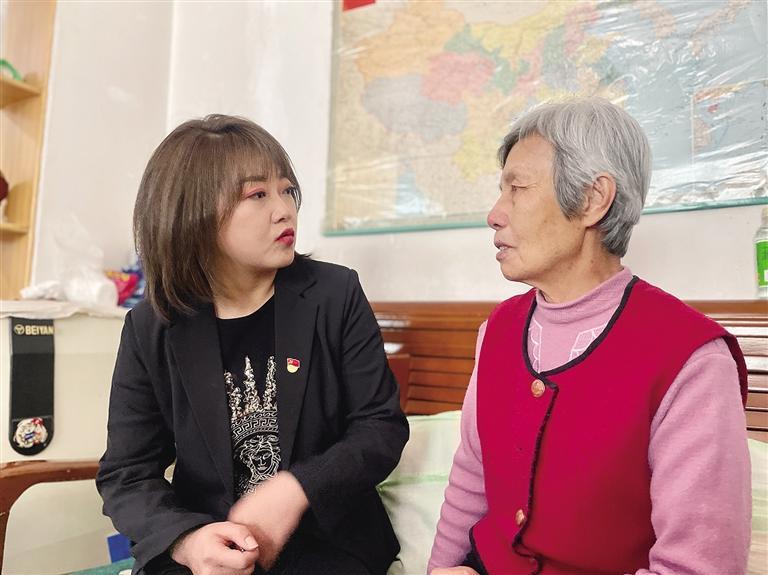 敦煌路街道任家莊街東社區(qū)黨委書記、居委會主任譚莉：我們必須成為老百姓堅強的后盾