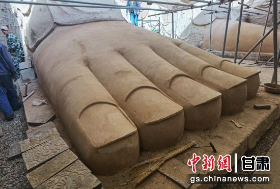 圖為中國(guó)“石窟鼻祖”天梯山石窟第13窟大佛足部與局部危巖體搶救性保護(hù)項(xiàng)目施工現(xiàn)場(chǎng)。陳曉斌 攝