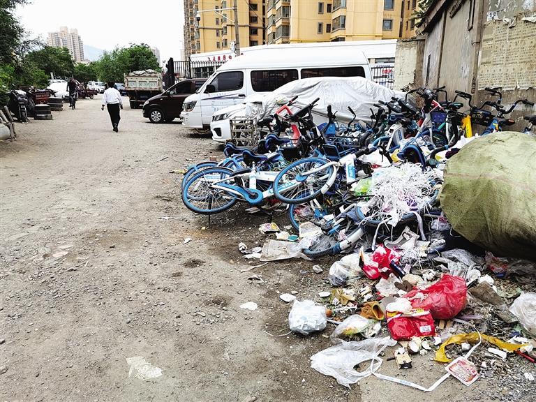 百米土路臟亂差，誰來管？經(jīng)記者協(xié)調(diào)，社區(qū)組織志愿者進(jìn)行了清理