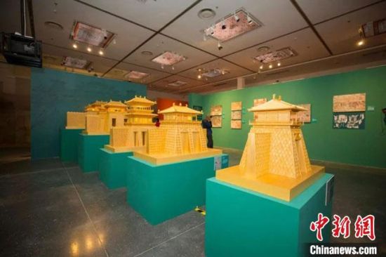 圖為呈現(xiàn)敦煌壁畫中的建筑和園林之美的復(fù)原模型。(資料圖) 敦煌研究院供圖