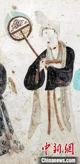 “一把小扇在手，笑對仲夏酷暑?！眻D為莫高窟第468窟《執(zhí)團(tuán)扇女供養(yǎng)人》(中唐)?！《鼗脱芯吭汗﹫D