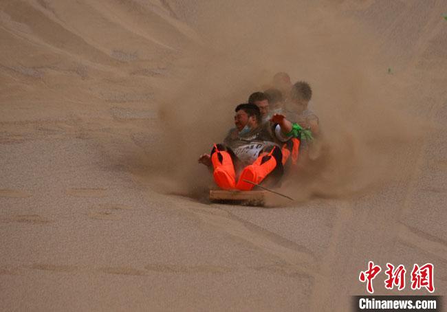 6月13日，敦煌鳴沙山月牙泉景區(qū)舉辦滑沙比賽。　馮豆 攝