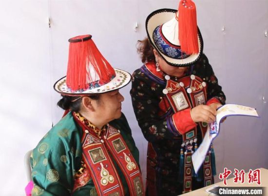 圖為用活態(tài)傳習(xí)的模式促進(jìn)裕固族非物質(zhì)文化遺產(chǎn)的保護(hù)傳承?！∈缝o靜 攝