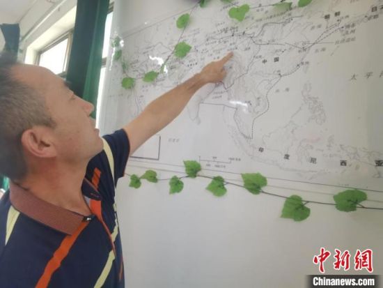 圖為甘肅省社會科學院絲綢之路研究所所長侯宗輝指出《絲綢之路古文明》課題組考察線路。　閆姣 攝