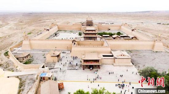 圖為7月中旬，世界文化遺產(chǎn)——嘉峪關(guān)，它是中國明代萬里長城的西端起點?！「哒埂z