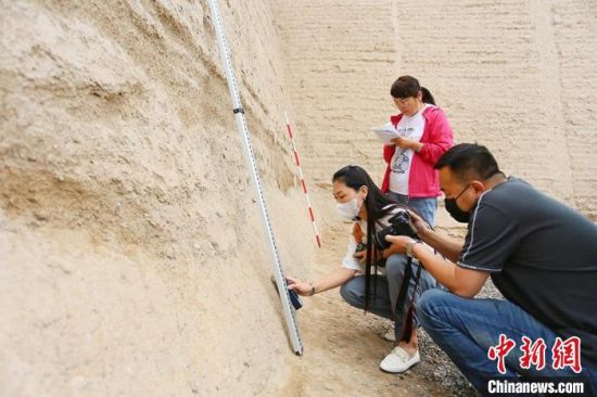 科技保護讓長城價值的真實性和完整性得到有效延續(xù)和傳承。圖為文物工作者正在測量關(guān)城的相關(guān)數(shù)據(jù)?！「哒?攝