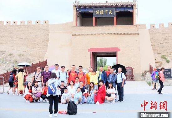 歷經(jīng)數(shù)十載保護修繕的古老關(guān)城得以延年益壽，成為了海內(nèi)外游客“絲路游”的必經(jīng)打卡地?！「哒?攝