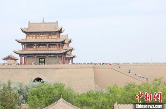 歷經(jīng)數(shù)十載保護修繕的古老關(guān)城得以延年益壽，成為了海內(nèi)外游客“絲路游”的必經(jīng)打卡地。　高展 攝